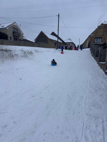 Hry ve sněhu - bobování, stavění sněhuláků 