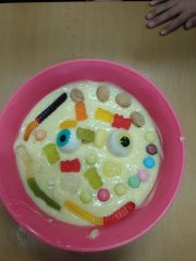 Halloweenský strašidelný pudink s očima